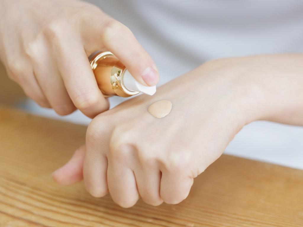 BBクリームを出している写真